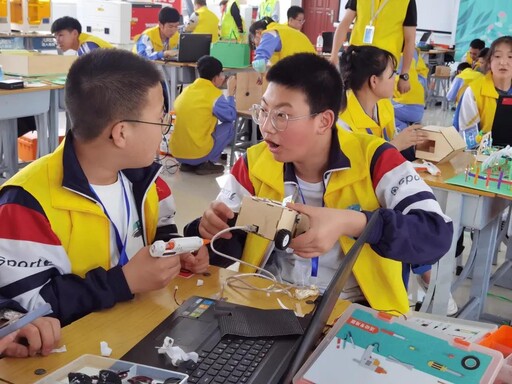 比賽現(xiàn)場的每個選手都爭分奪秒，埋頭造物。