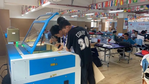 選手們正在使用激光切割機