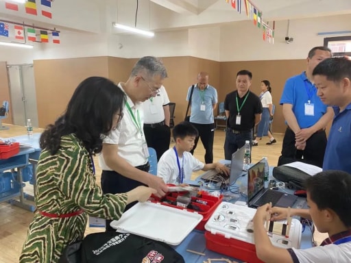 領導認真觀看選手們編程設計完成各式各樣的比賽任務